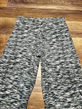 Black & White Space Dye Flare Yoga Pants Size L 🖤